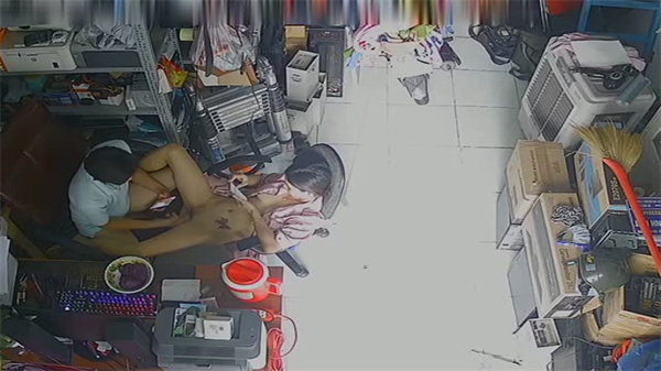 【黑客偷拍】维修店夫妻看店激情野战!监控实录高潮连连